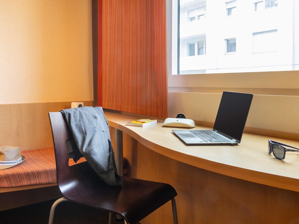 Habitación estándar con 2 camas individuales del hotel Ibis Basel Bahnhof. Foto 2