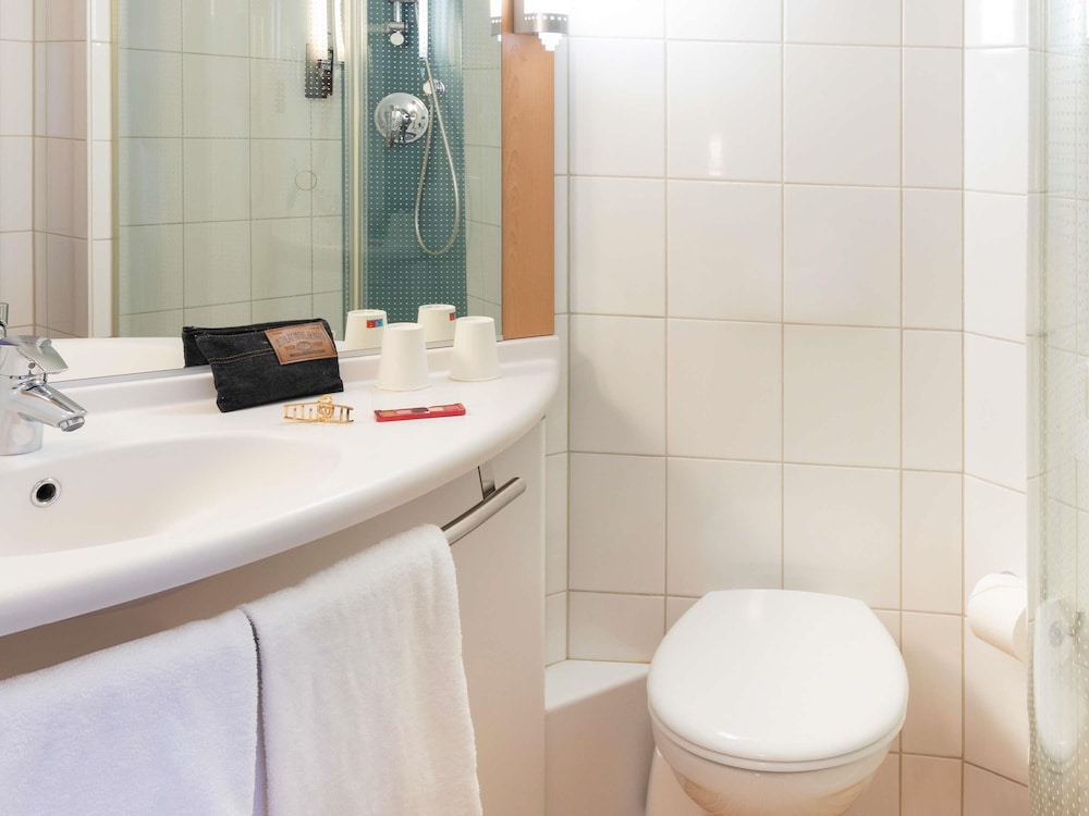 Habitación estándar con 2 camas individuales del hotel Ibis Basel Bahnhof. Foto 3