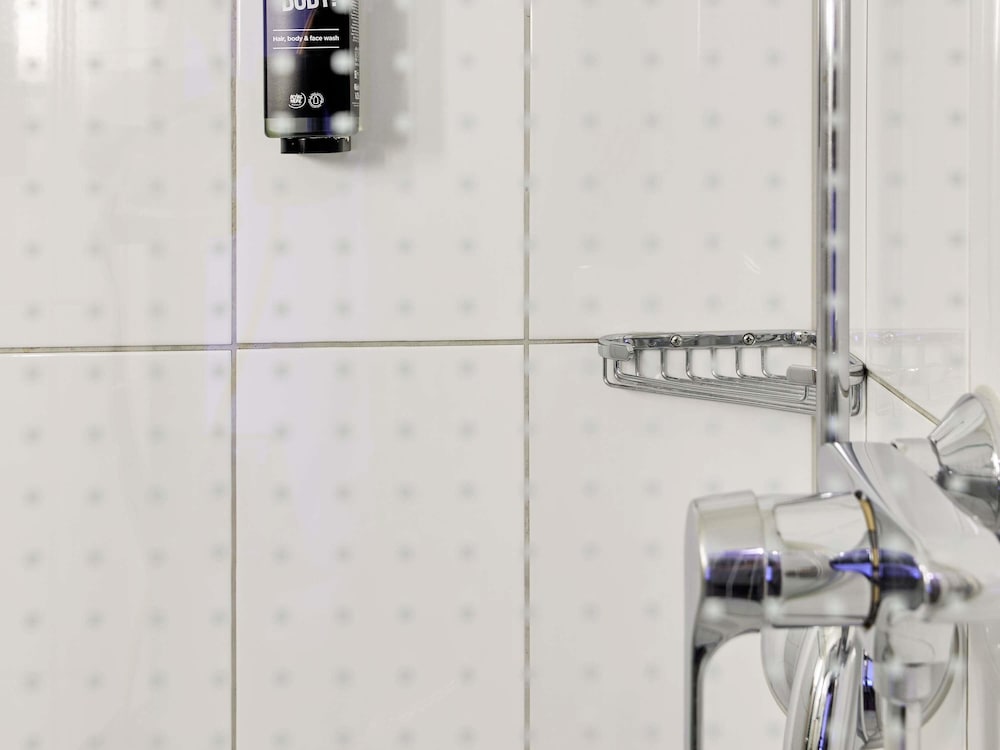 Habitación estándar con 2 camas individuales del hotel Ibis Basel Bahnhof. Foto 4