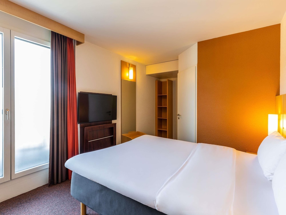 Habitación panorámica con cama doble y balcón, nuevo concepto de confort de sueño del hotel Ibis Basel Bahnhof. Foto 1