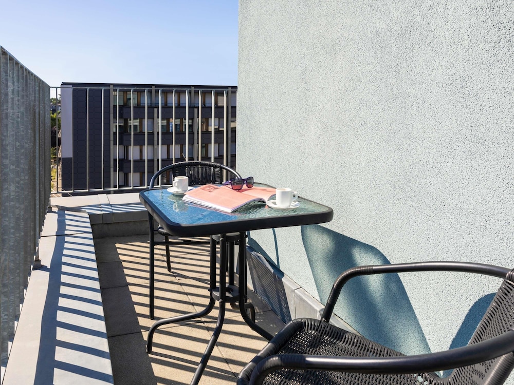 Habitación panorámica con cama doble y balcón, nuevo concepto de confort de sueño del hotel Ibis Basel Bahnhof. Foto 2