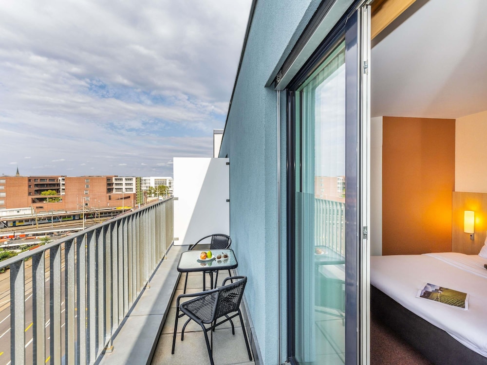 Habitación panorámica con cama doble y balcón, nuevo concepto de confort de sueño del hotel Ibis Basel Bahnhof. Foto 3