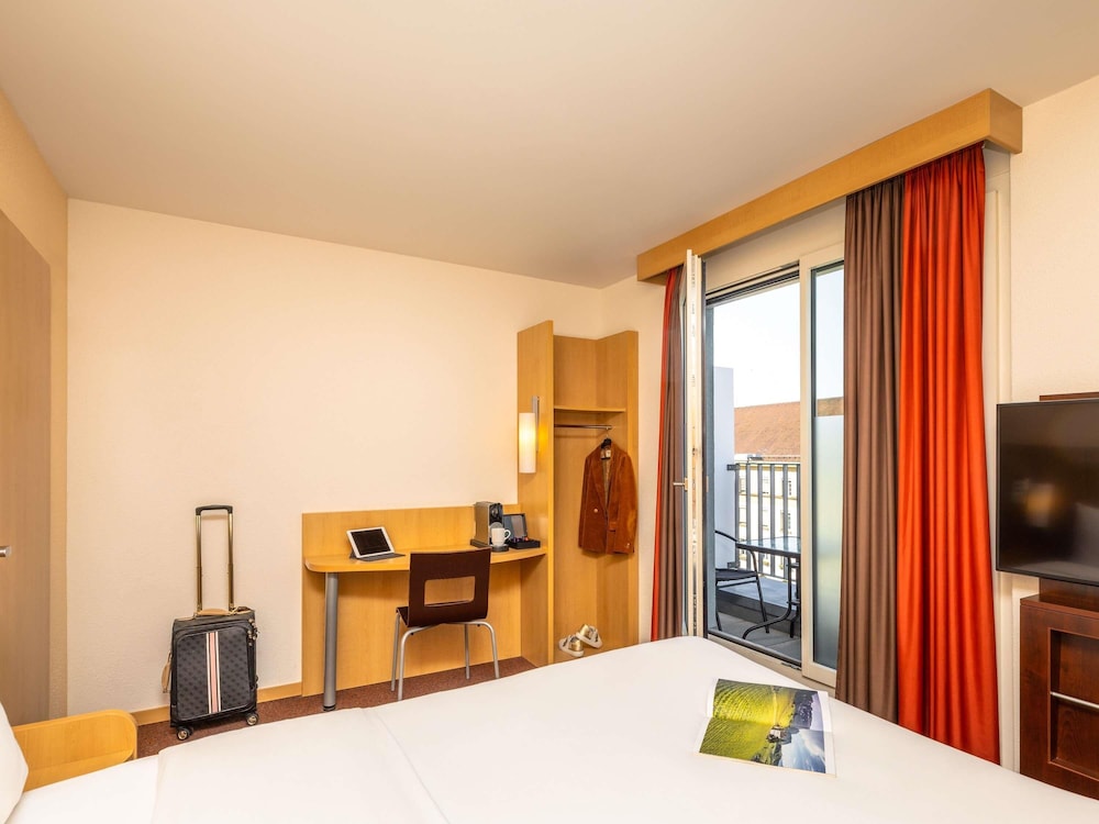 Habitación panorámica con cama doble y balcón, nuevo concepto de confort de sueño del hotel Ibis Basel Bahnhof. Foto 4