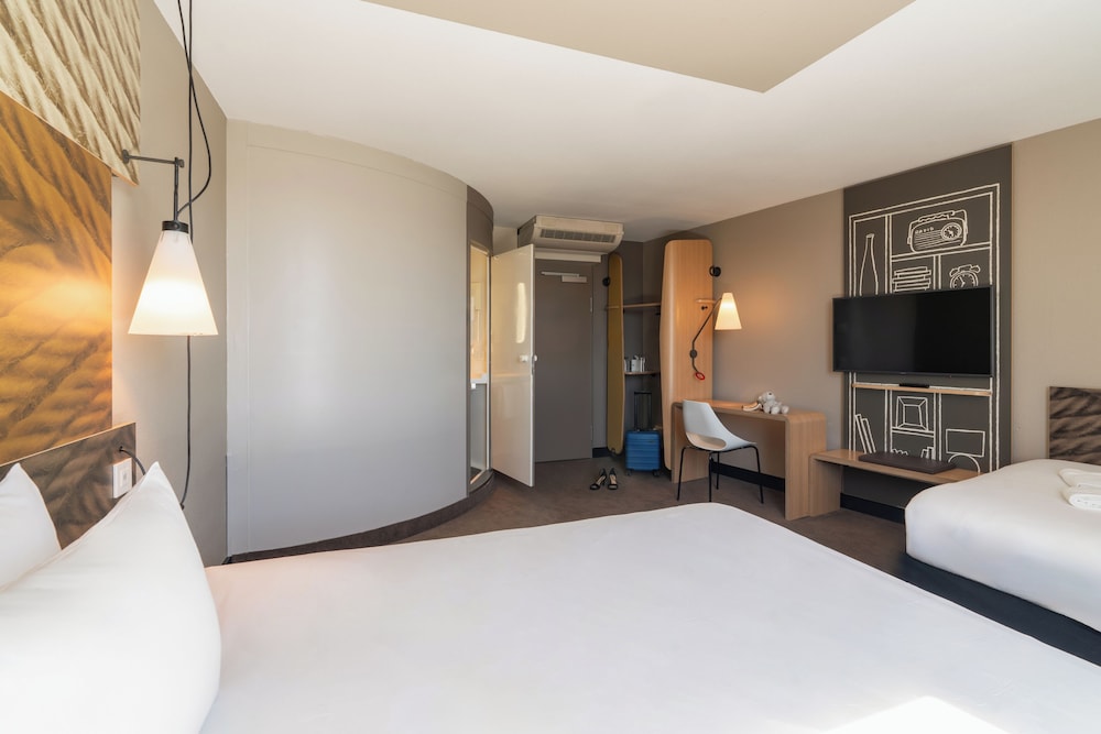 Habitación familiar, 2 camas dobles del hotel Ibis Bern Expo. Foto 1