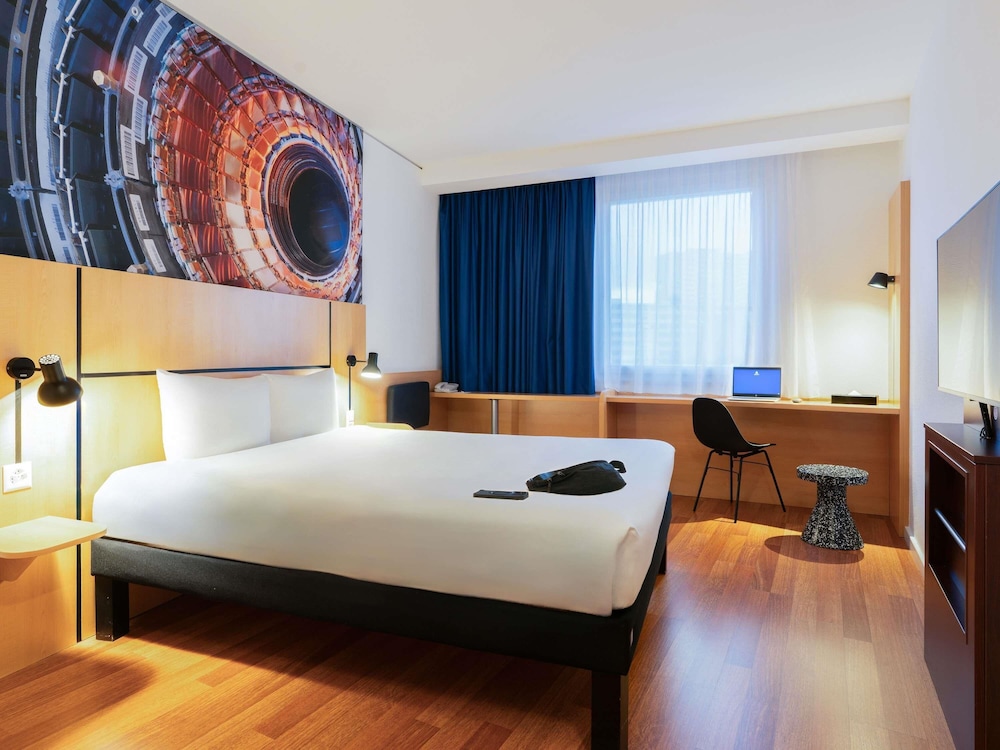 Habitación con cama doble de última generación de 160 x 200 cm del hotel Ibis Geneve Petit Lancy. Foto 2