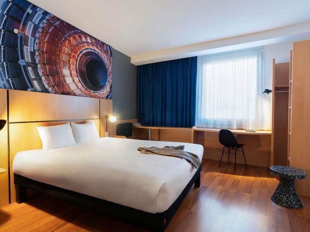 Habitación con cama doble de última generación de 160 x 200 cm del hotel Ibis Geneve Petit Lancy. Foto 4