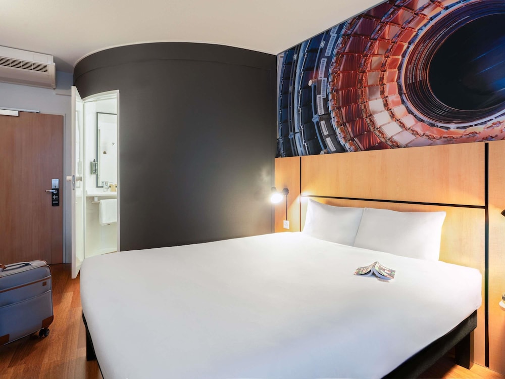 Habitación con cama doble de última generación de 160 x 200 cm del hotel Ibis Geneve Petit Lancy. Foto 6