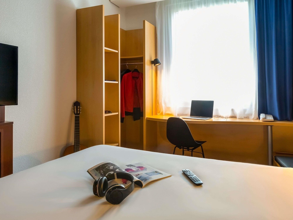Habitación de categoría superior con nuestras innovadoras camas dobles de 160 x 200 cm del hotel Ibis Geneve Petit Lancy. Foto 4