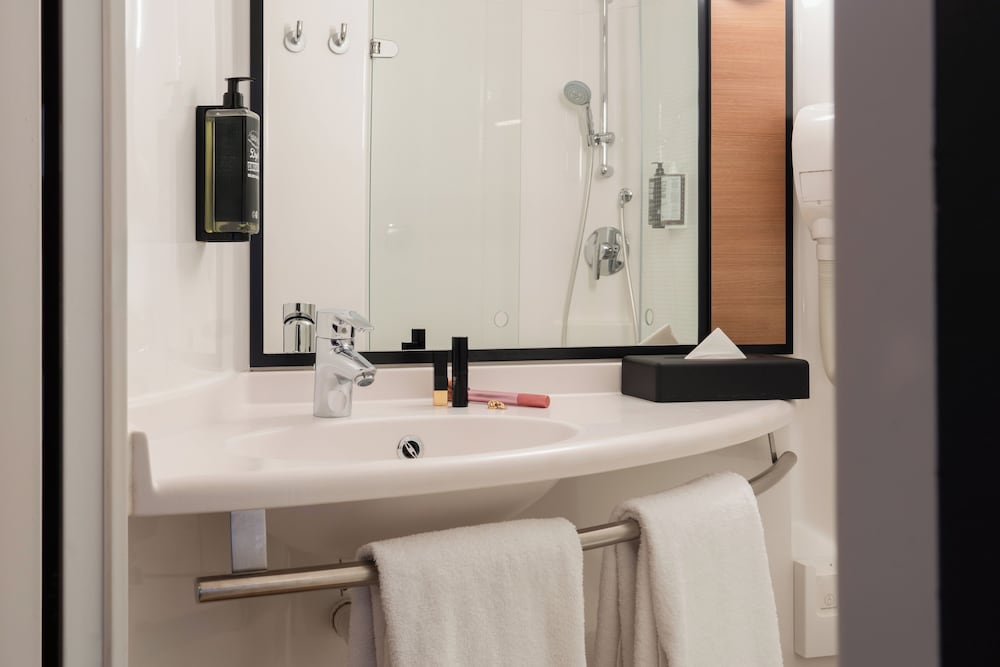 Habitación de categoría superior con nuestras innovadoras camas dobles de 160 x 200 cm del hotel Ibis Geneve Petit Lancy. Foto 5