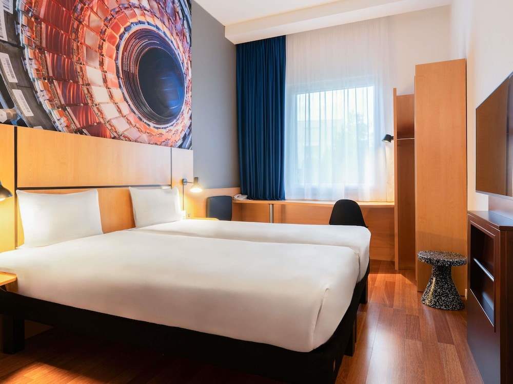 Habitación con 2 camas individuales de última generación de 90 x 200 cm del hotel Ibis Geneve Petit Lancy