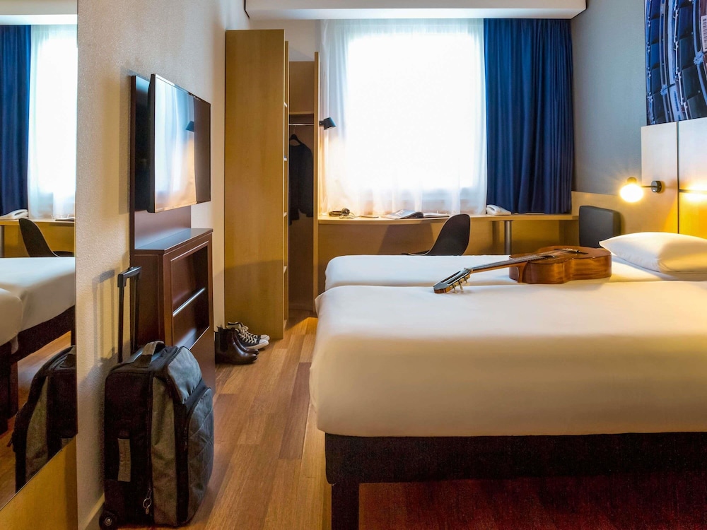 Habitación con 2 camas individuales de última generación de 90 x 200 cm del hotel Ibis Geneve Petit Lancy. Foto 4