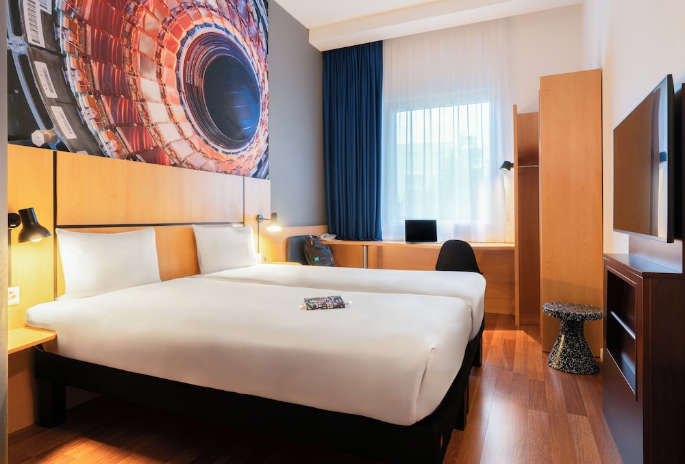Habitación con 2 camas individuales de última generación de 90 x 200 cm del hotel Ibis Geneve Petit Lancy. Foto 5