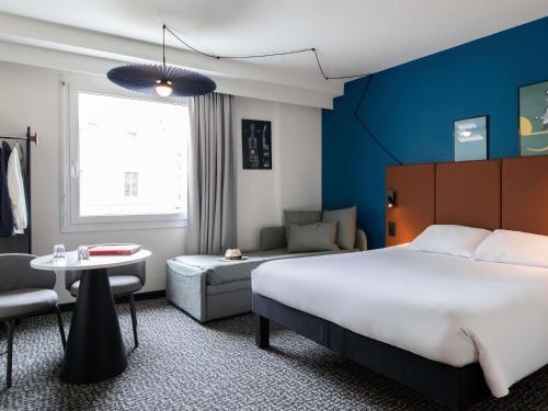 Habitación Triple con 1 cama doble y 1 sofá cama del hotel Ibis Lausanne Centre