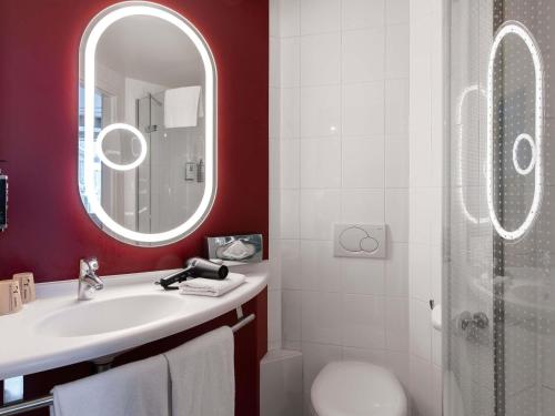 Habitación Triple con 1 cama doble y 1 sofá cama del hotel Ibis Lausanne Centre. Foto 1