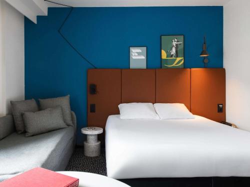 Habitación Triple con 1 cama doble y 1 sofá cama del hotel Ibis Lausanne Centre. Foto 6
