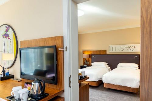 Habitación con cama extragrande del hotel Hilton London Wembley. Foto 4