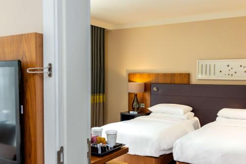 Habitación con cama extragrande del hotel Hilton London Wembley. Foto 5