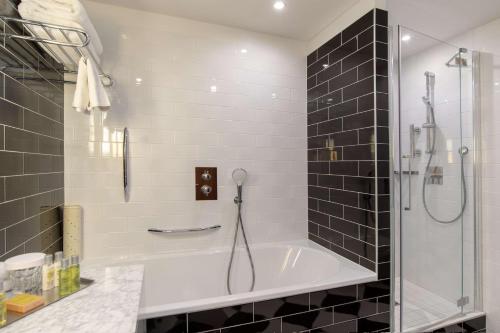 Suite de 1 dormitorio - 1 cama extragrande del hotel Hilton London Wembley. Foto 6