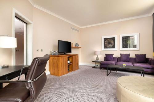 Suite de 1 dormitorio - 1 cama extragrande del hotel Hilton London Wembley. Foto 10