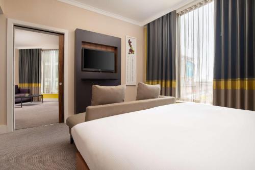 Suite de 1 dormitorio - 1 cama extragrande del hotel Hilton London Wembley. Foto 11