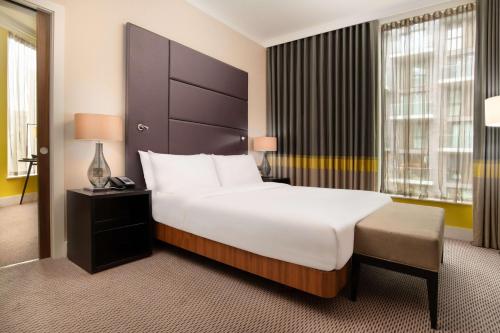 Suite en esquina con cama extragrande del hotel Hilton London Wembley
