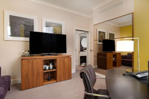 Suite en esquina con cama extragrande del hotel Hilton London Wembley. Foto 2