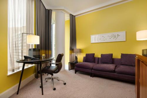 Suite en esquina con cama extragrande del hotel Hilton London Wembley. Foto 4