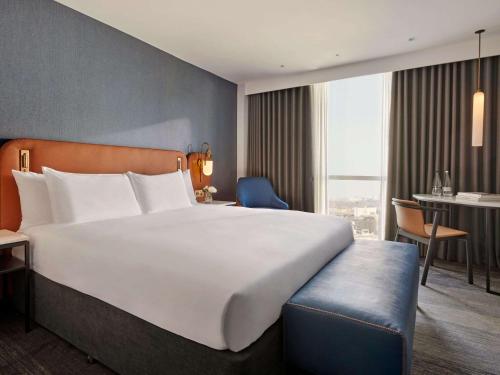 Habitación con cama extragrande. del hotel Hyatt Regency London Stratford. Foto 1