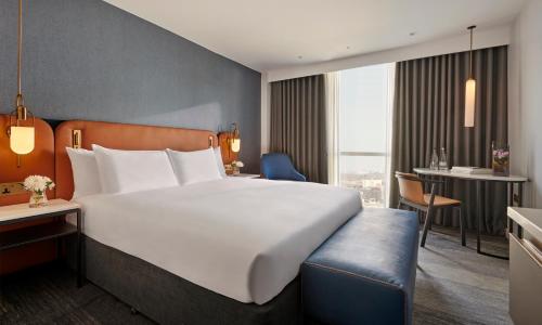 Habitación con cama extragrande. del hotel Hyatt Regency London Stratford. Foto 6