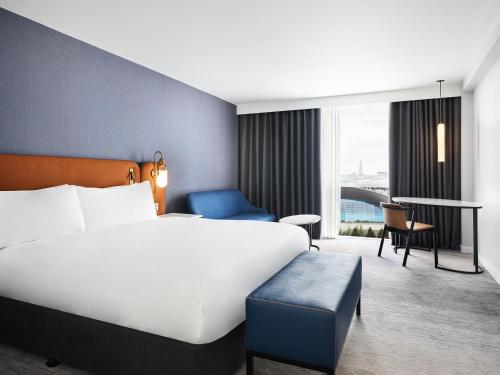 Habitación Deluxe con cama extragrande y sofá cama del hotel Hyatt Regency London Stratford