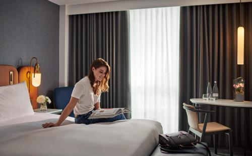 Habitación Deluxe con cama extragrande y sofá cama del hotel Hyatt Regency London Stratford. Foto 1