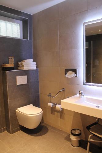 Habitación cuádruple del hotel Avia Saphir Montparnasse. Foto 8