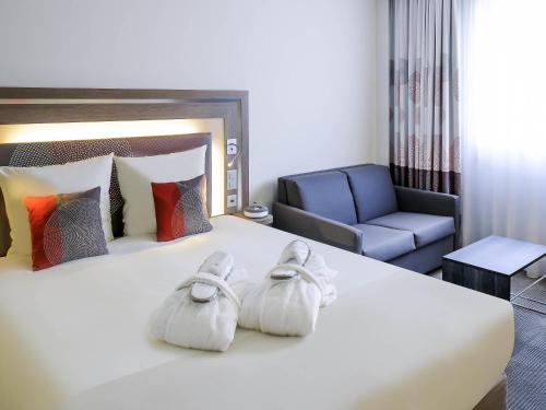 Habitación Executive con 1 cama doble y 1 sofá cama individual del hotel Novotel Lugano Paradiso