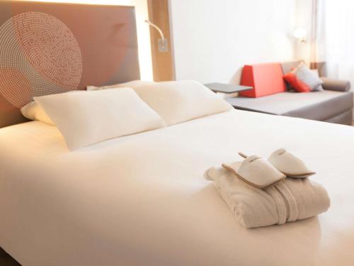 Habitación Executive con 1 cama doble y 1 sofá cama individual del hotel Novotel Lugano Paradiso. Foto 2