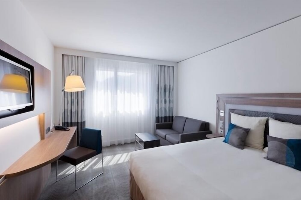 Habitación Superior para no fumadores con cama doble y sofá cama del hotel Novotel Lugano Paradiso. Foto 2