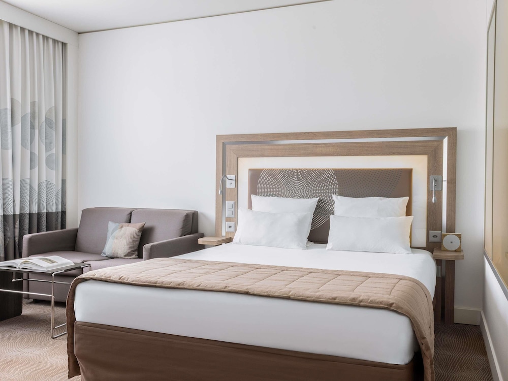 Habitación Superior para no fumadores con cama doble y sofá cama del hotel Novotel Lugano Paradiso. Foto 3