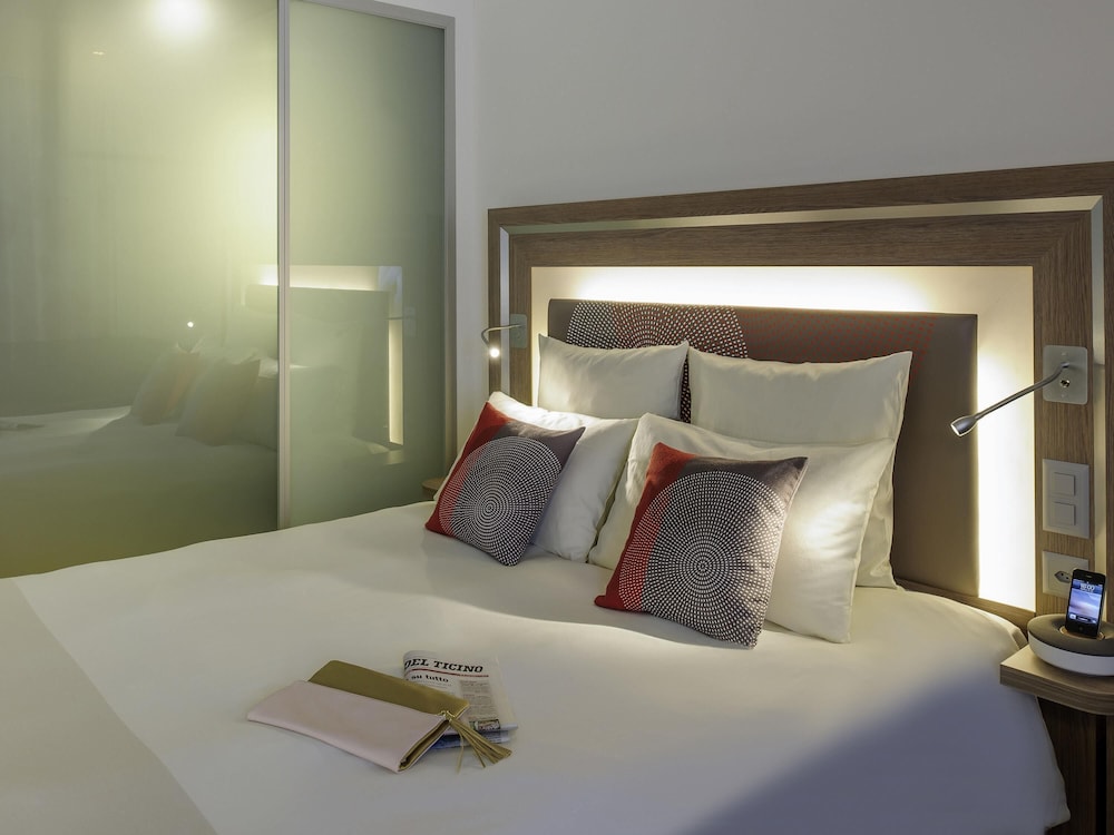 Habitación Superior para no fumadores con cama doble y sofá cama del hotel Novotel Lugano Paradiso. Foto 4