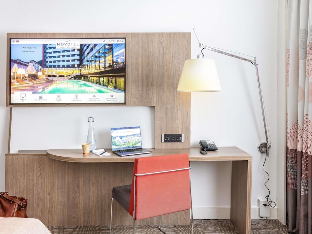 Habitación Superior para no fumadores con cama doble y sofá cama del hotel Novotel Lugano Paradiso. Foto 5