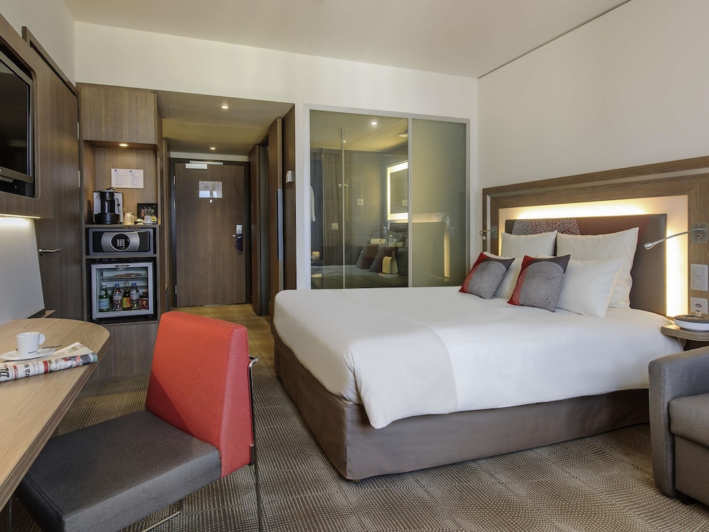 Habitación Superior para no fumadores con cama doble y sofá cama del hotel Novotel Lugano Paradiso. Foto 8