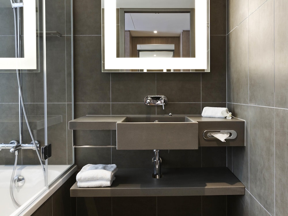 Habitación Superior para no fumadores con cama doble y sofá cama del hotel Novotel Lugano Paradiso. Foto 9