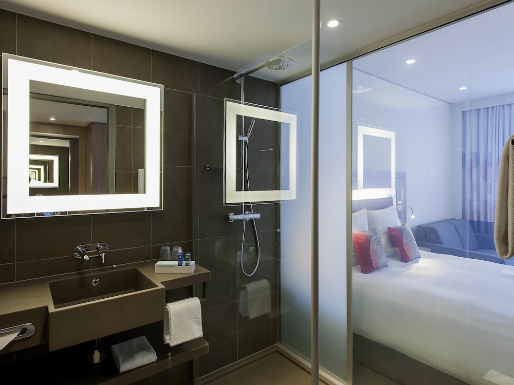 Habitación Superior para no fumadores con cama doble y sofá cama del hotel Novotel Lugano Paradiso. Foto 10