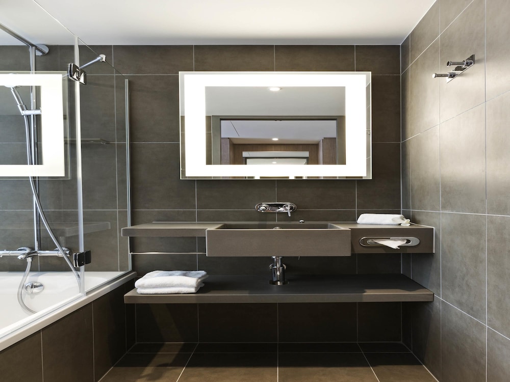 Habitación de categoría superior con 2 camas individuales del hotel Novotel Lugano Paradiso