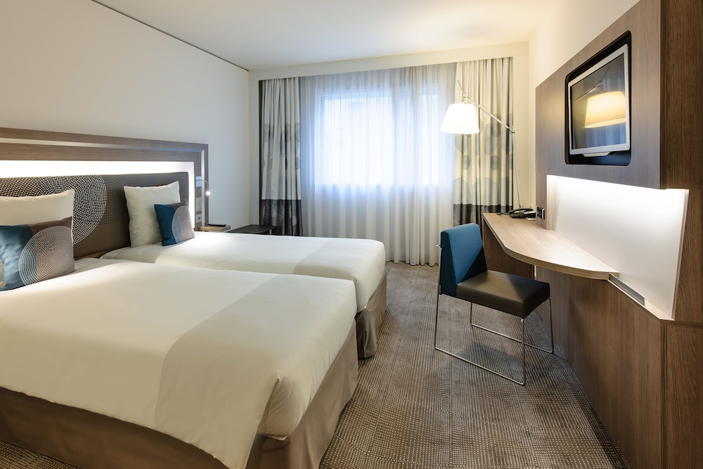 Habitación de categoría superior con 2 camas individuales del hotel Novotel Lugano Paradiso. Foto 3