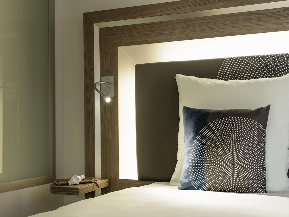 Habitación de categoría superior con 2 camas individuales del hotel Novotel Lugano Paradiso. Foto 5