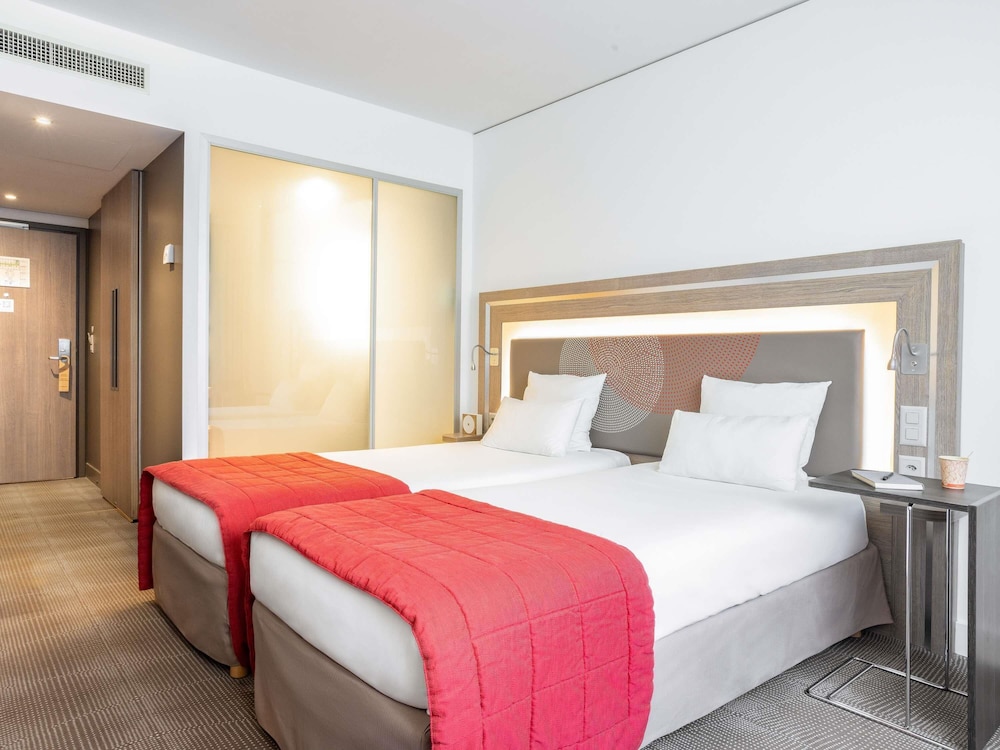 Habitación de categoría superior con 2 camas individuales del hotel Novotel Lugano Paradiso. Foto 6