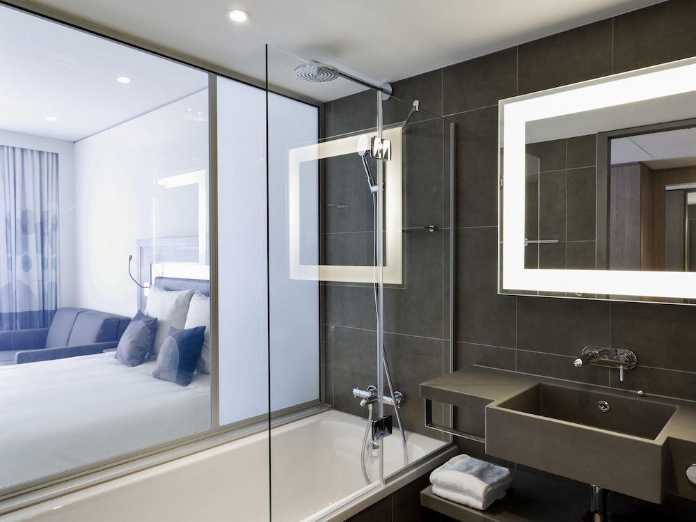 Habitación de categoría superior con 2 camas individuales del hotel Novotel Lugano Paradiso. Foto 7