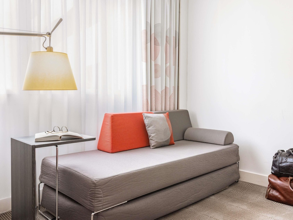 Habitación de categoría superior con una cama doble para huéspedes con limitaciones físicas del hotel Novotel Lugano Paradiso. Foto 1