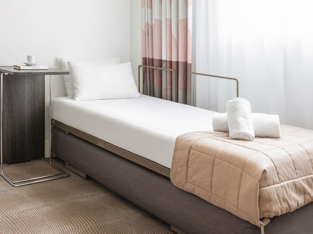 Habitación de categoría superior con una cama doble para huéspedes con limitaciones físicas del hotel Novotel Lugano Paradiso. Foto 2