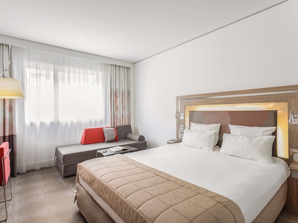 Habitación de categoría superior con una cama doble para huéspedes con limitaciones físicas del hotel Novotel Lugano Paradiso. Foto 3