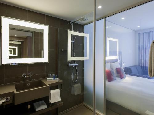 Dos habitaciones comunicadas para no fumadores con cama queen size y sofá cama del hotel Novotel Lugano Paradiso
